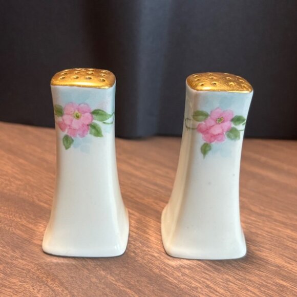 Vintage made in Japan hand painted Ceramic Salt & Pepper Shakers Floral Design - Picture 1 of 8